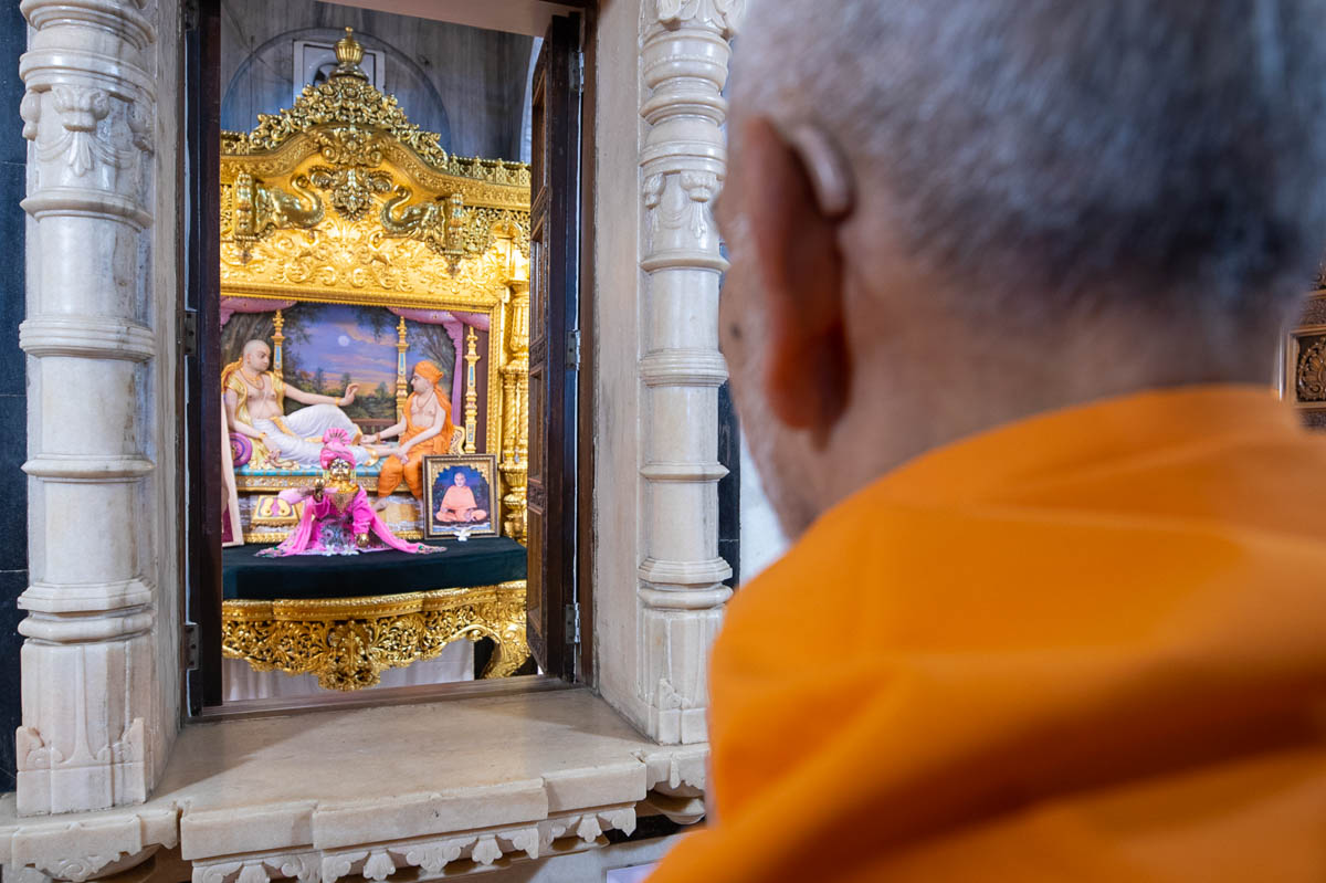 Swamishri engrossed in darshan of Shri Lalji Maharaj and Sukhshaiya