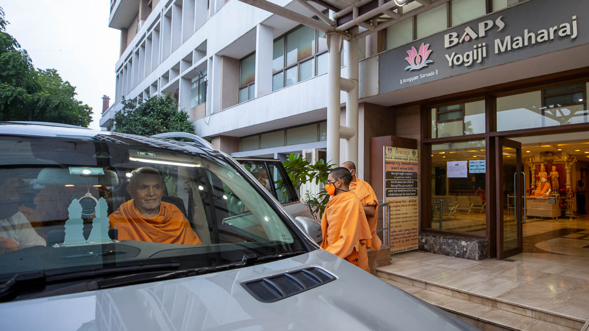 Swamishri arrives at BAPS Yogiji Maharaj Hospital after darshan