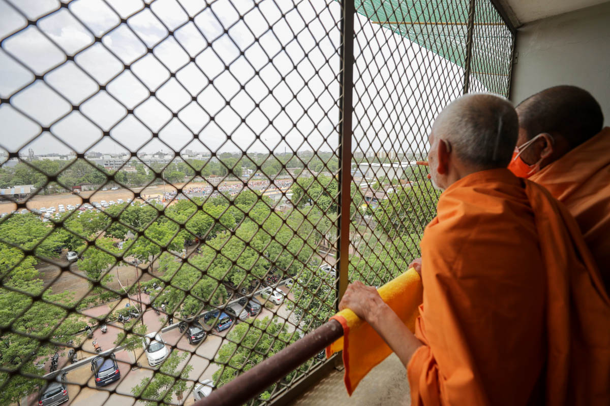 Swamishri observes the hospital campus