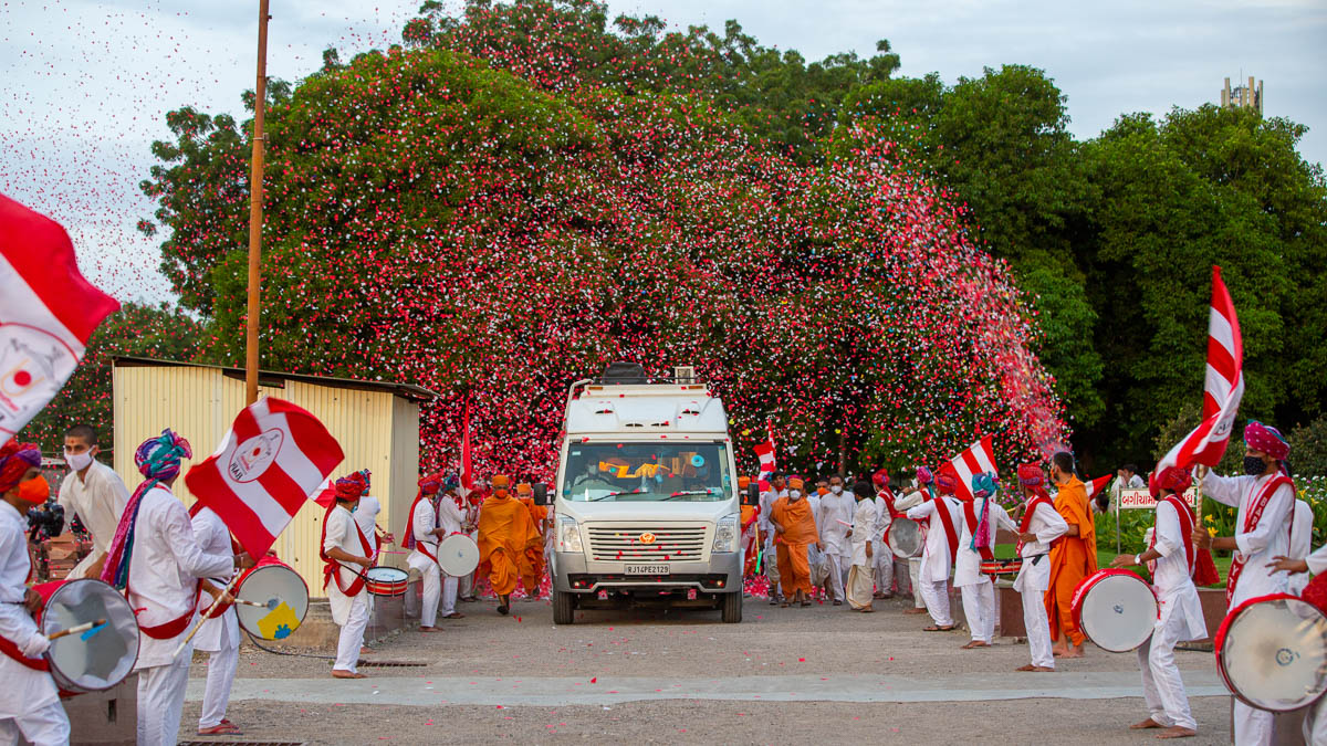 Param Pujya Mahant Swami Maharaj arrives at BAPS Shri Swaminarayan Mandir, Sarangpur