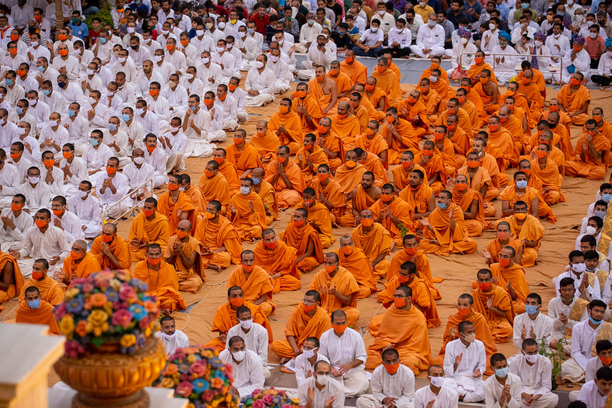 Sadhus, sadhaks and devotees during the arti