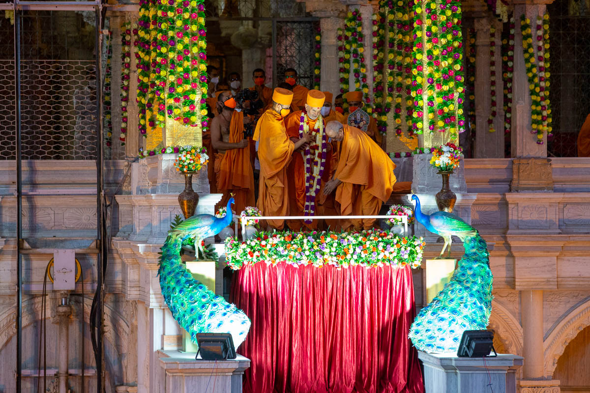 Pujya Swayamprakash Swami (Doctor Swami) welcomes Swamishri with a garland