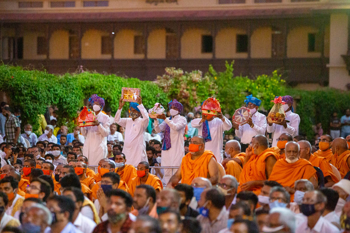 Youths welcome Swamishri