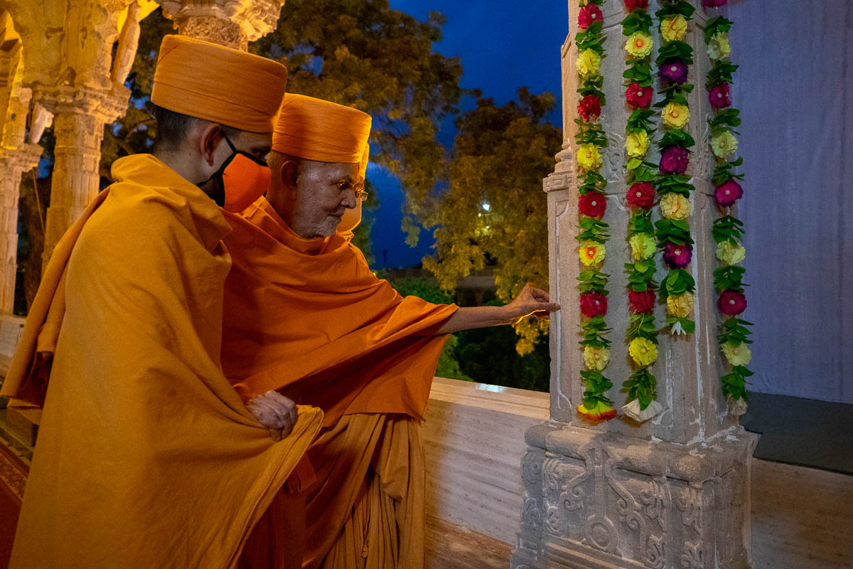 Swamishri observes a pillar