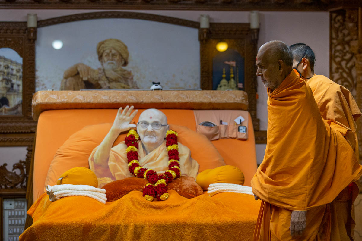 Swamishri performs pradakshina in the room of Brahmaswarup Pramukh Swami Maharaj