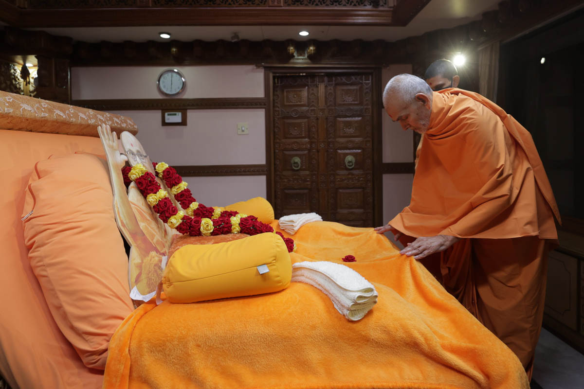 Param Pujya Mahant Swami Maharaj engrossed in darshan of Brahmaswarup Pramukh Swami Maharaj in the room of Brahmaswarup Pramukh Swami Maharaj