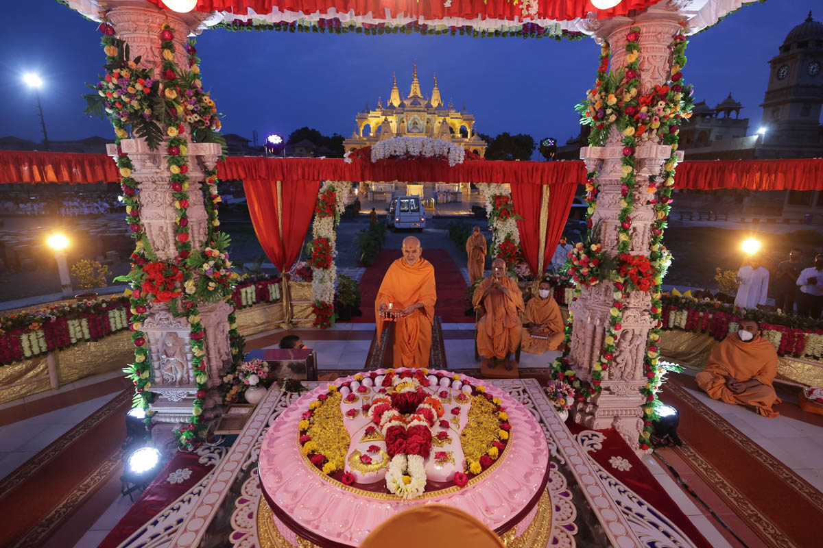 Swamishri and Pujya Swayamprakash Swami (Doctor Swami) perform the arti