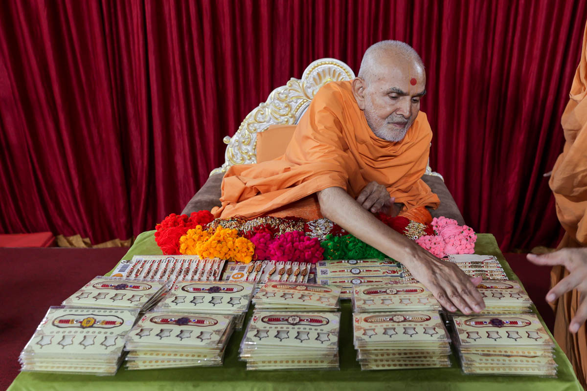 Swamishri sanctifies 'Akshar Rakhis'