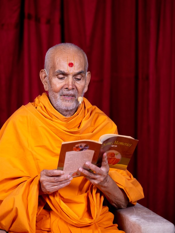 Swamishri reads Divine Memories Part 4