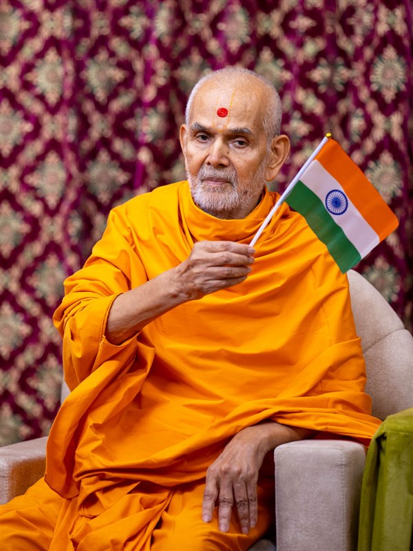 Swamishri waves an Indian flag