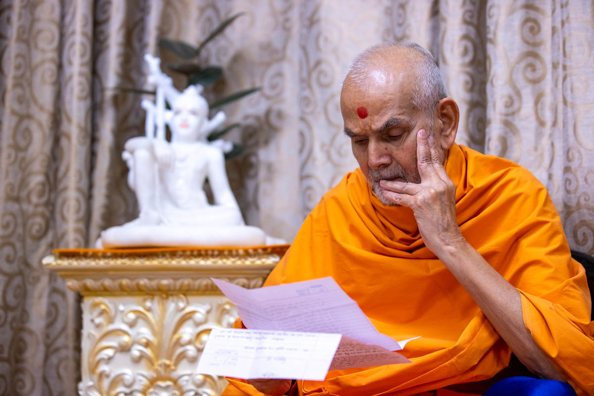 Swamishri reads letters from devotees