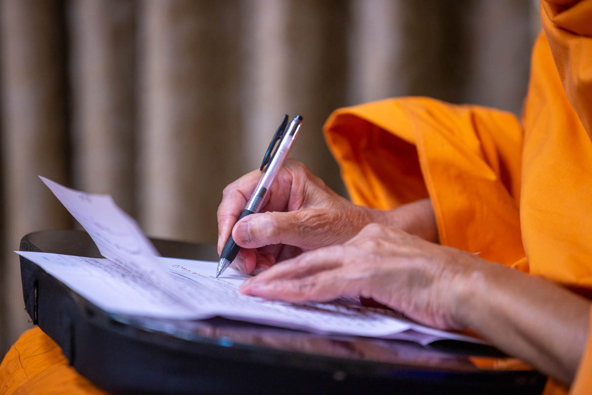 Swamishri replies to letters from devotees