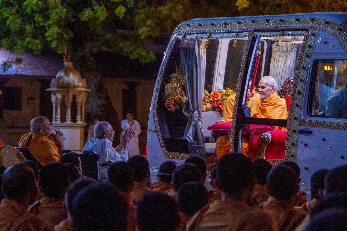 Pujya Viveksagar Swami and sadhus doing darshan of Swamishri