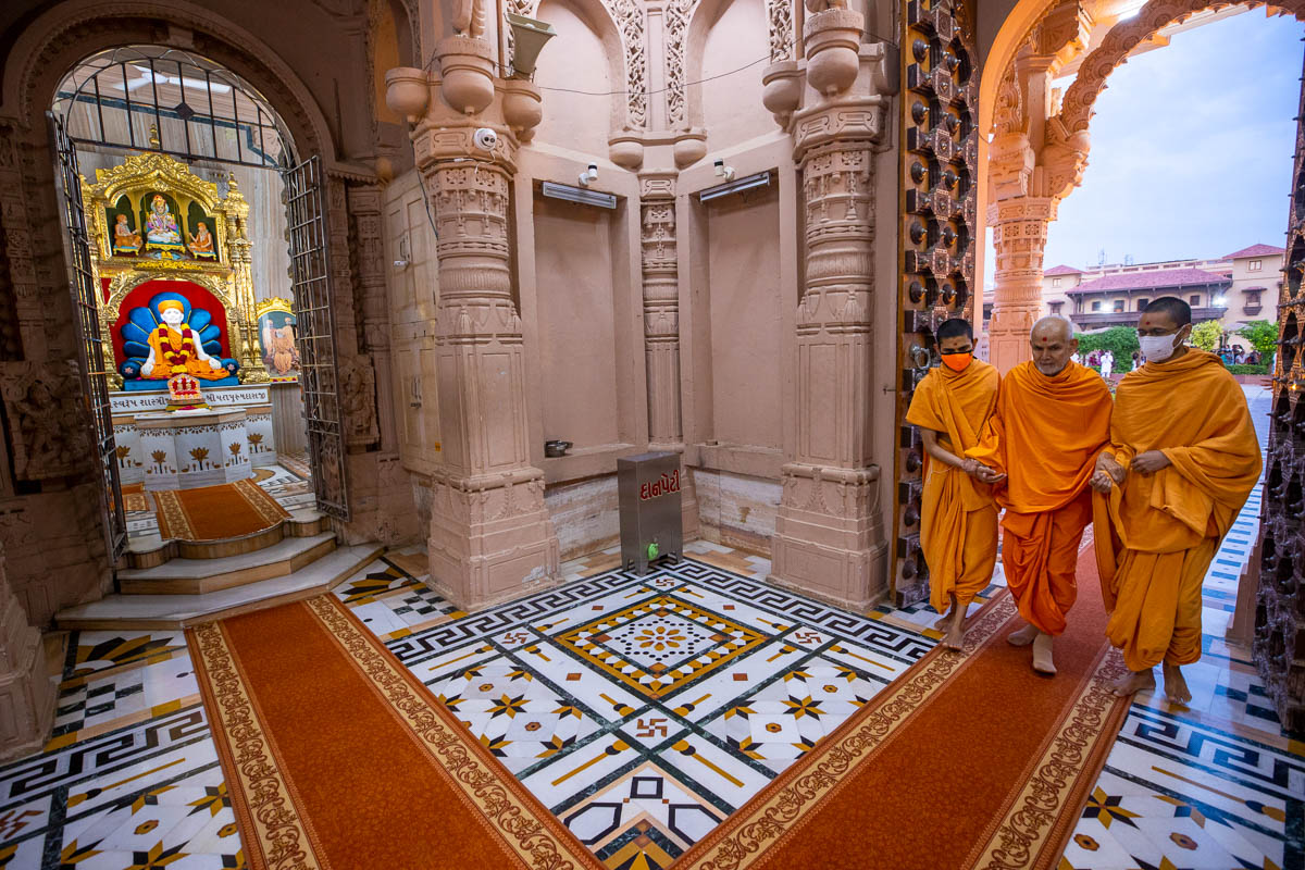 Swamishri arrives for darshan of Brahmaswarup Shastriji Maharaj