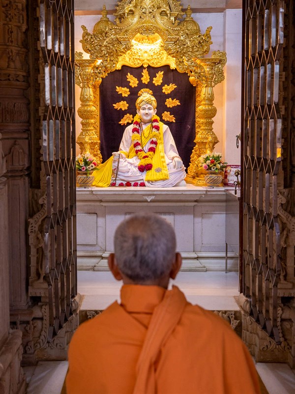Swamishri engrossed in darshan of Brahmaswarup Bhagatji Maharaj