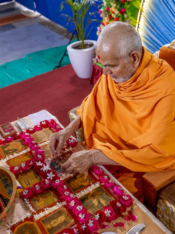 Swamishri honors Brahmaswarup Pramukh Swami Maharaj with a garland in his daily puja