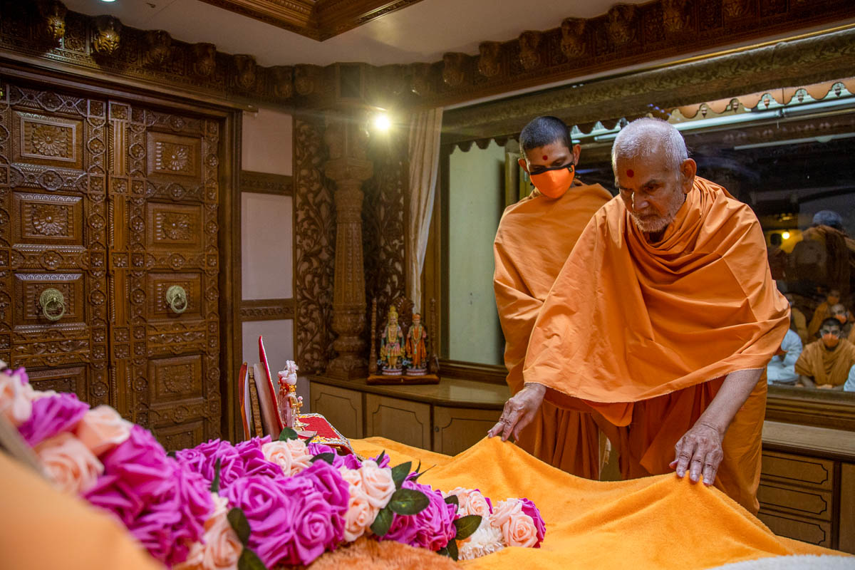 Swamishri engrossed in darshan of Brahmaswarup Pramukh Swami Maharaj in the room of Brahmaswarup Pramukh Swami Maharaj
