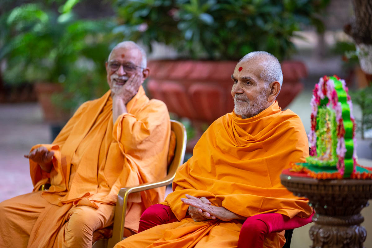 Swamishri and Pujya Swayamprakash Swami (Doctor Swami) during the assembly