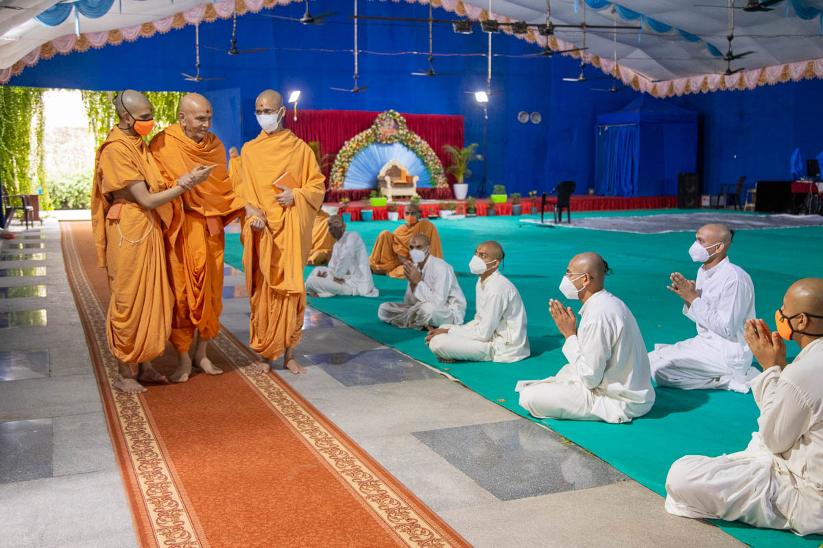 Sadhaks doing darshan of Swamishri
