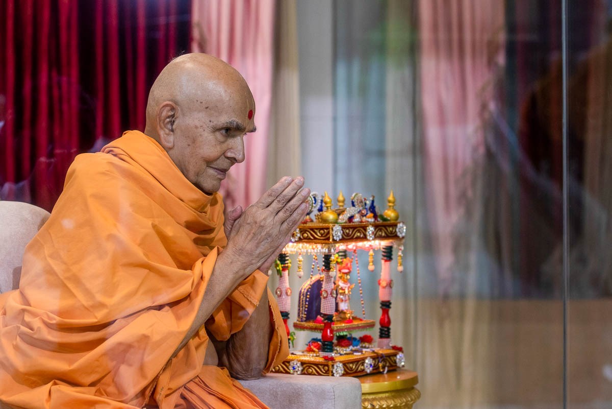 Swamishri greets sadhus with 'Jai Swaminarayan'