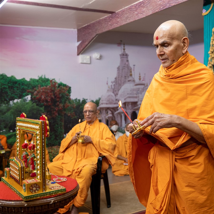 Swamishri and Pujya Swayamprakash Swami (Doctor Swami) perform the arti