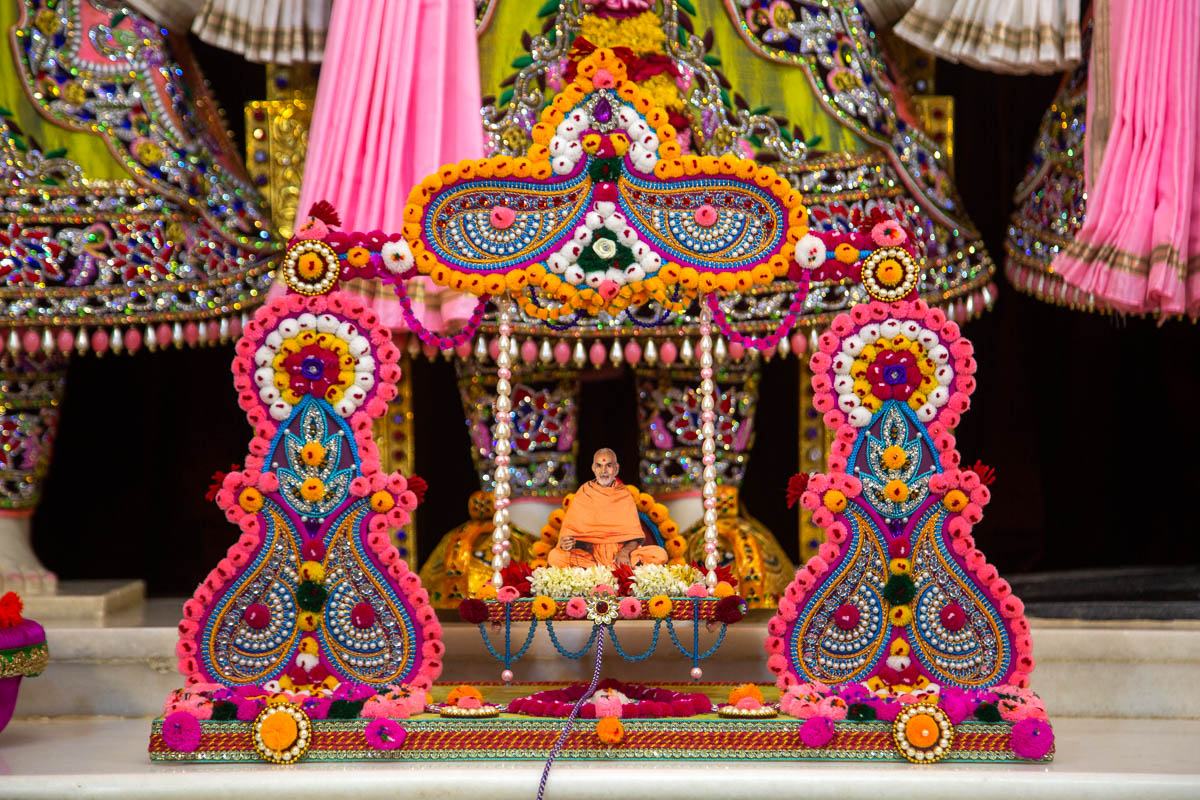 Murti of Pragat Brahmaswarup Mahant Swami Maharaj seated on a hindolo