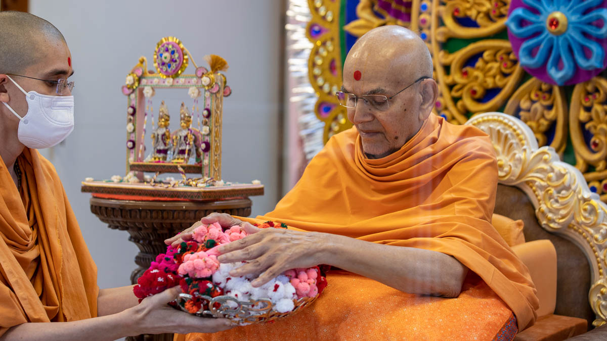 Swamishri sanctifies rakhis for devotees