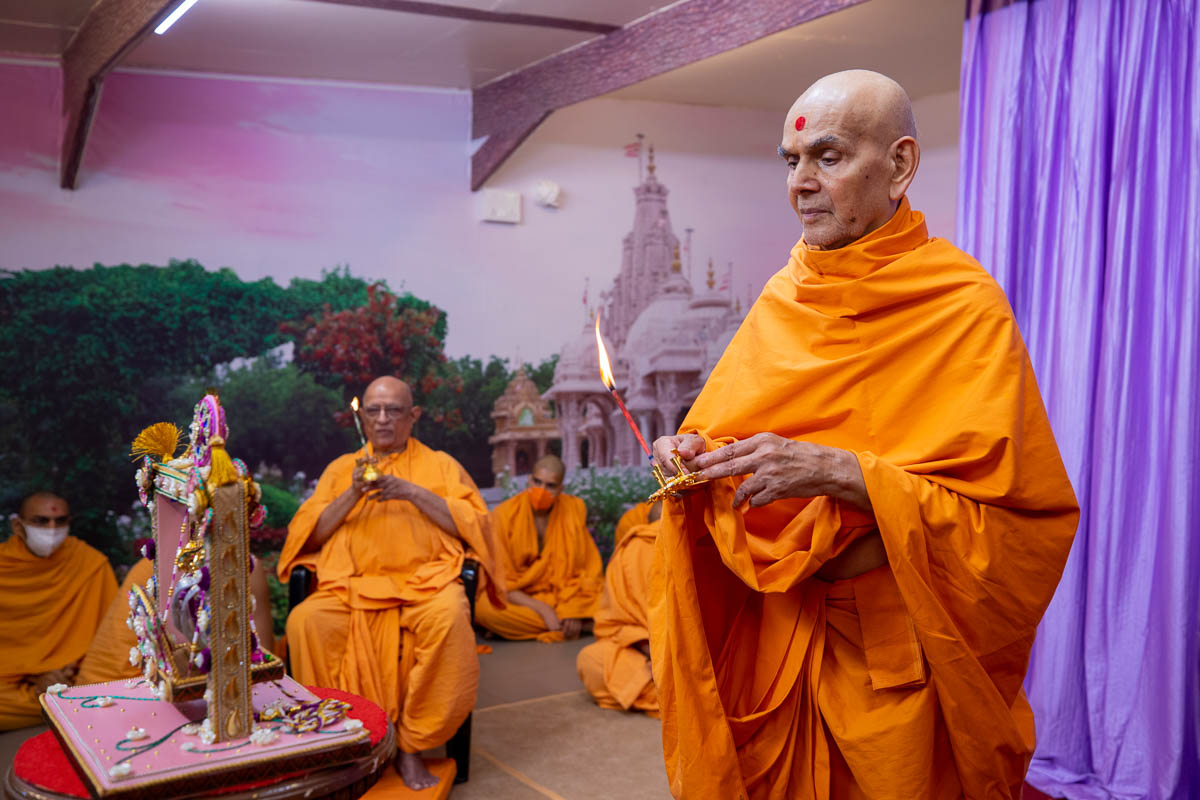 Swamishri and Pujya Swayamprakash Swami (Doctor Swami) perform the evening arti