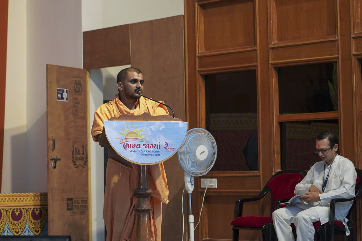Adbhutanand Swami addresses the Medico-Spiritual Conference