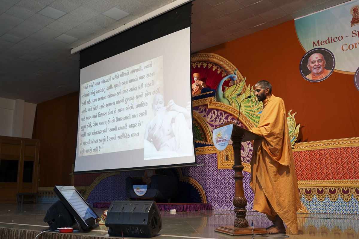 Dharmasetu Swami addresses the conference