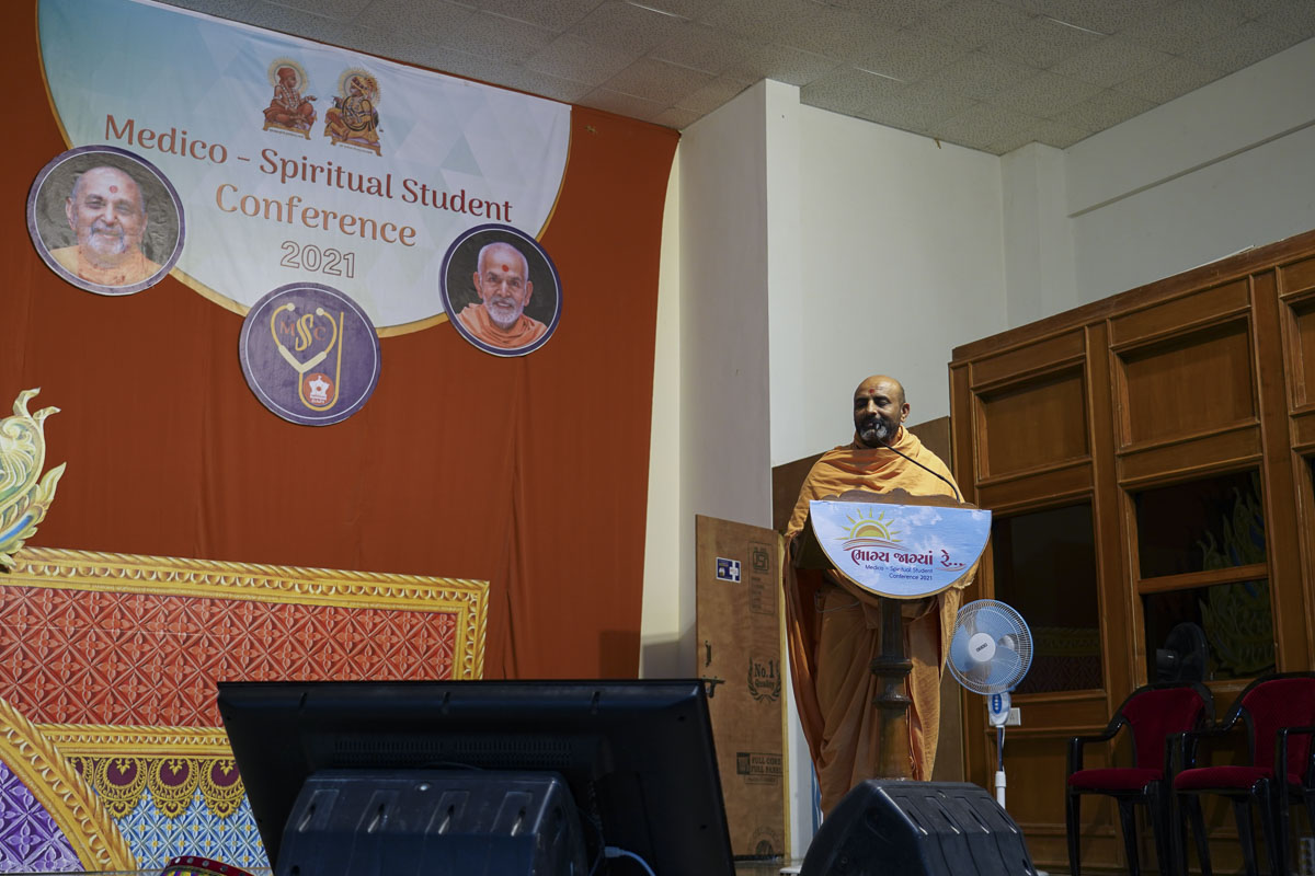 Adhyatmaswarup Swami addresses the conference