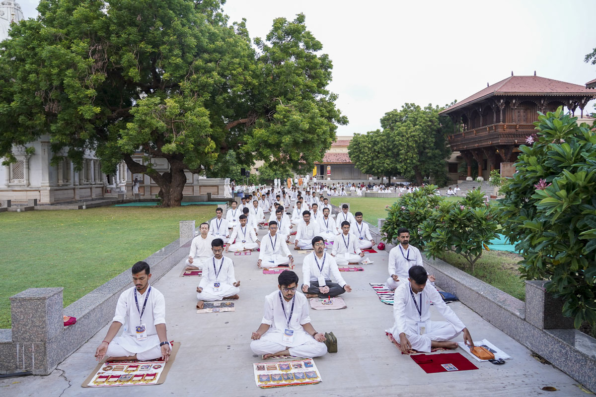 Students perform daily morning puja