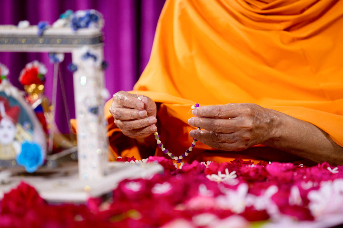 Swamishri honors Brahmaswarup Pramukh Swami Maharaj with a garland
