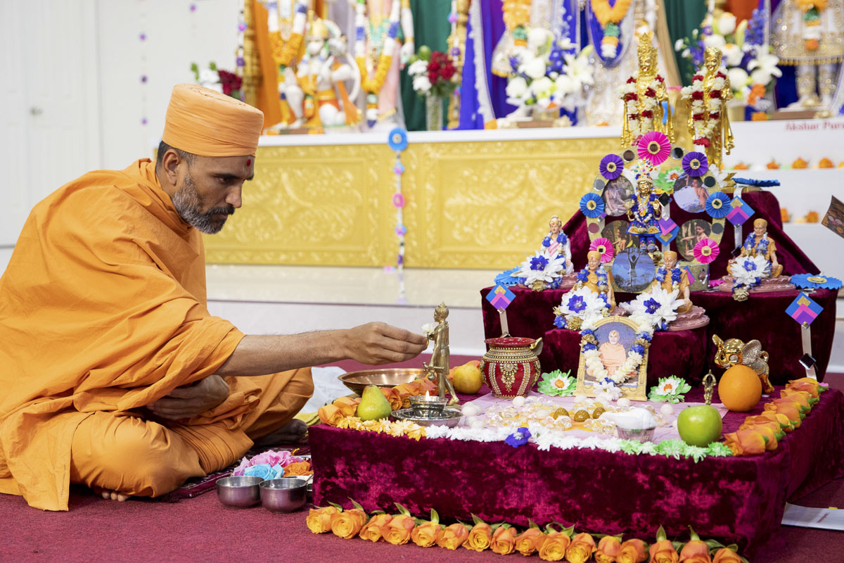 Paramchintan Swami performs mahapuja rituals