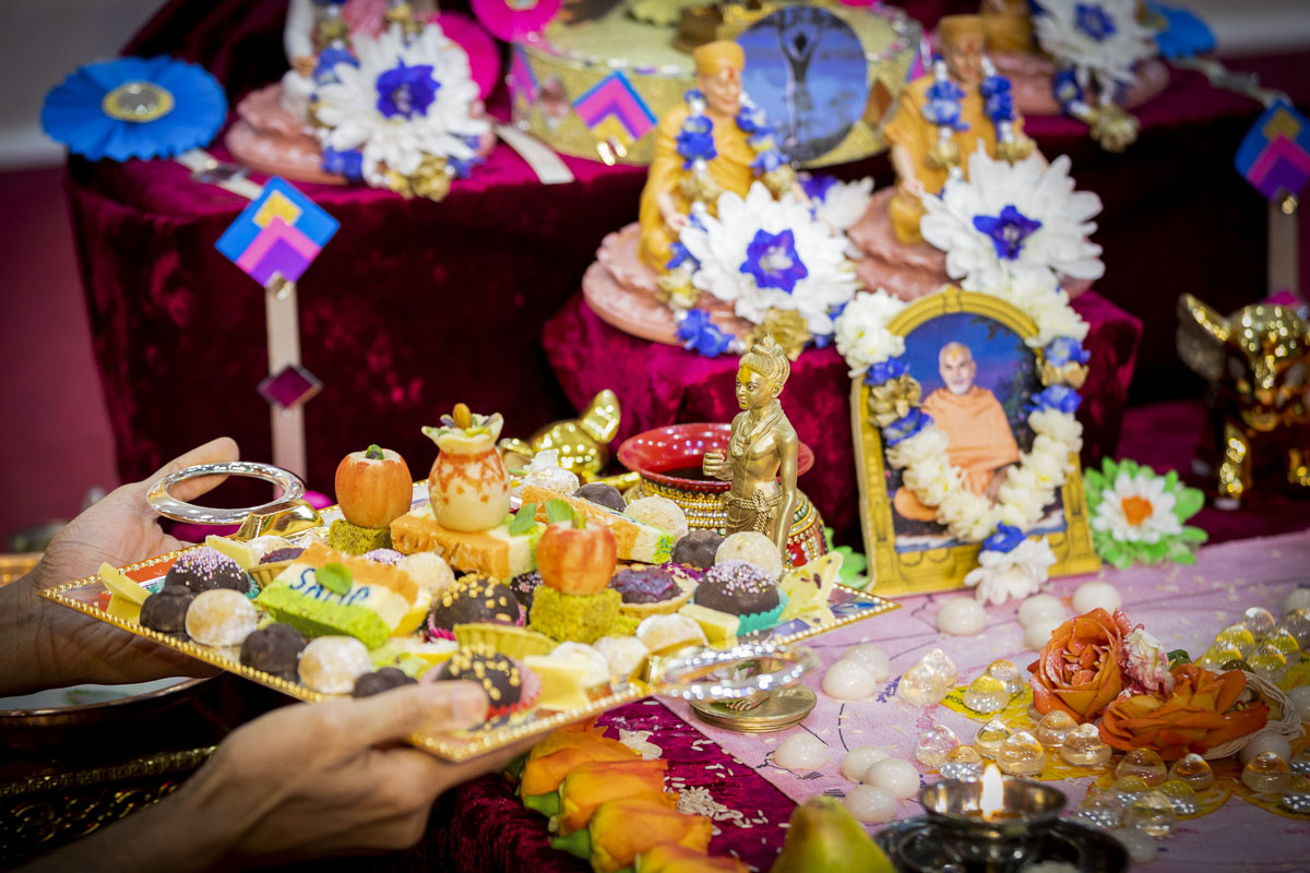 Thal offered to Shri Nilkanth Varni