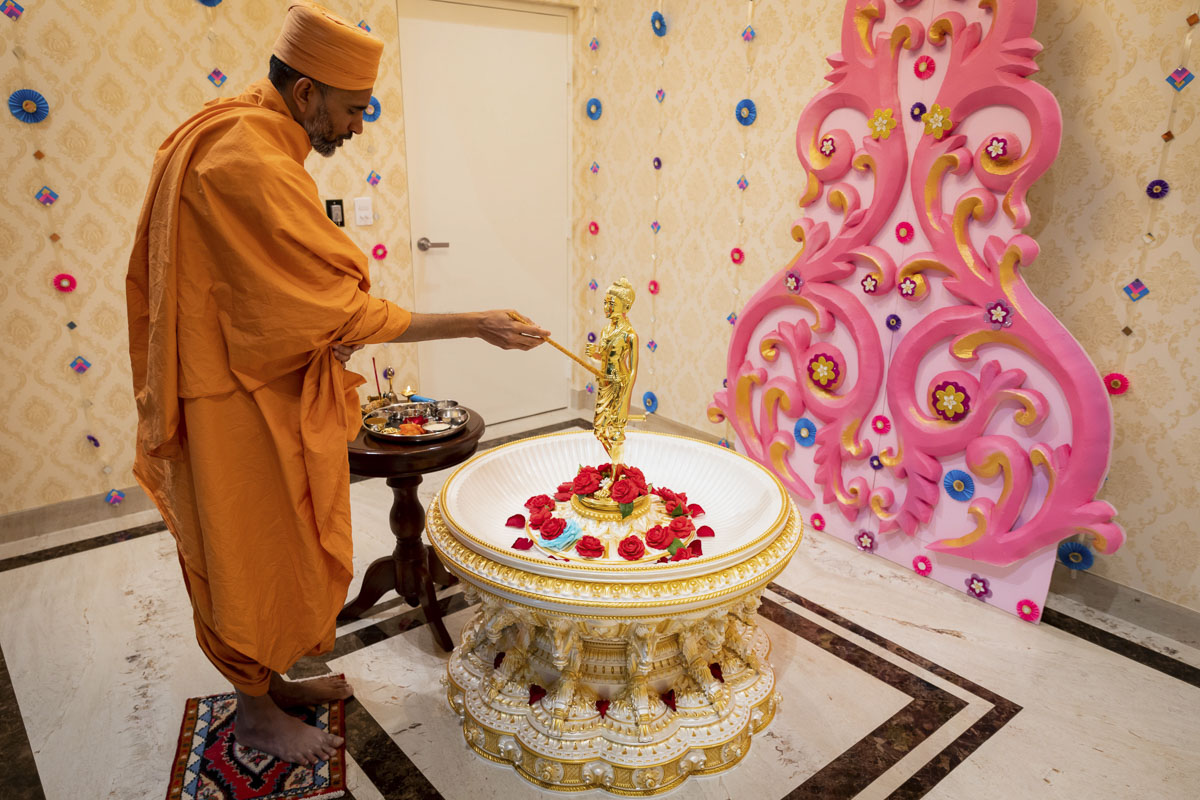 Paramchintan Swami performs murti consecration rituals