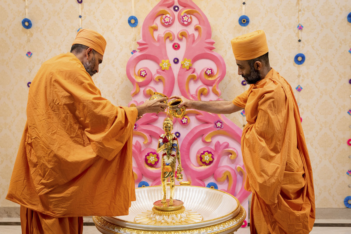 Swamis perform abhishek of Shri Nilkanth Varni