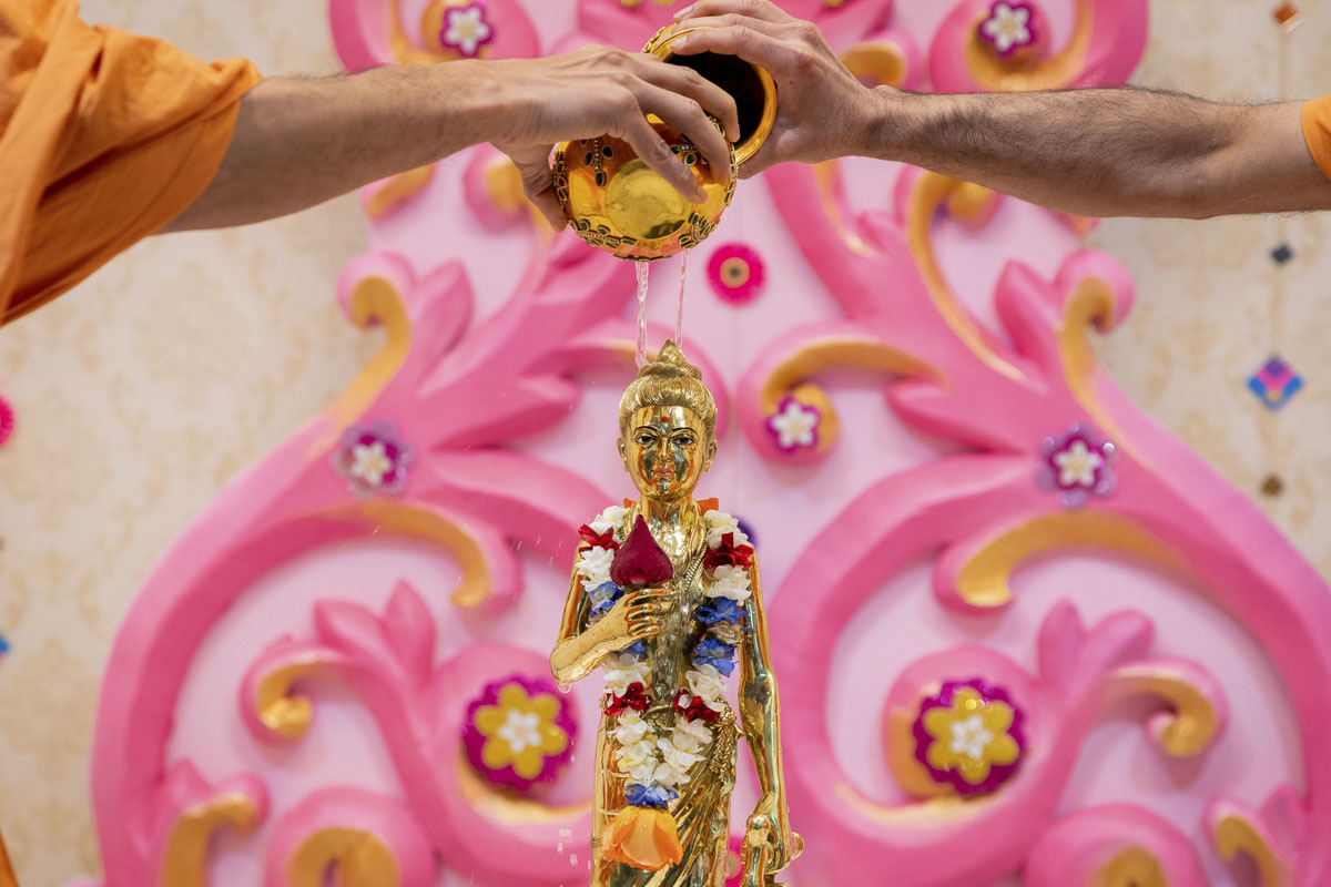 Abhishek of Shri Nilkanth Varni