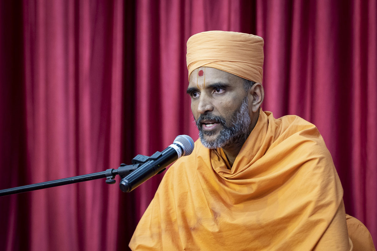 Paramchintan Swami addresses the assembly