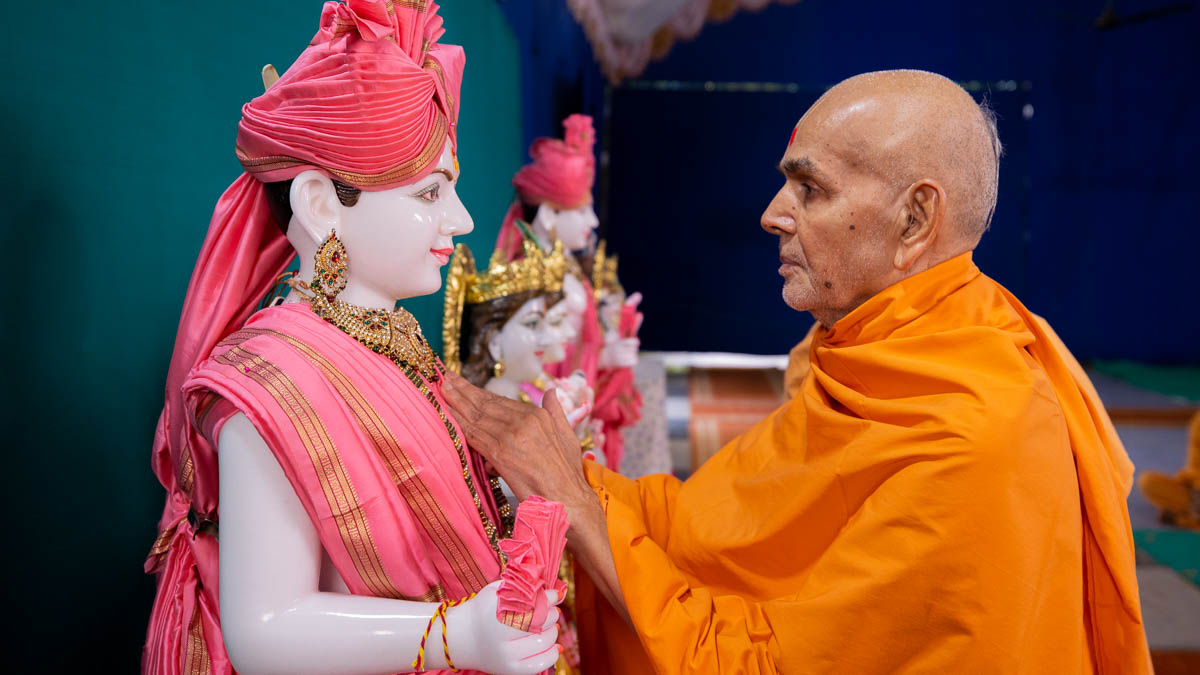 Swamishri performs pratishtha rituals