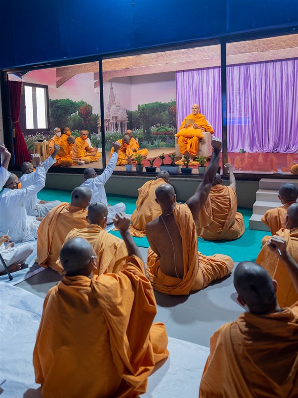 Sadhus and sadhaks hail Bhagwan Swaminarayanni jai during the afternoon assembly