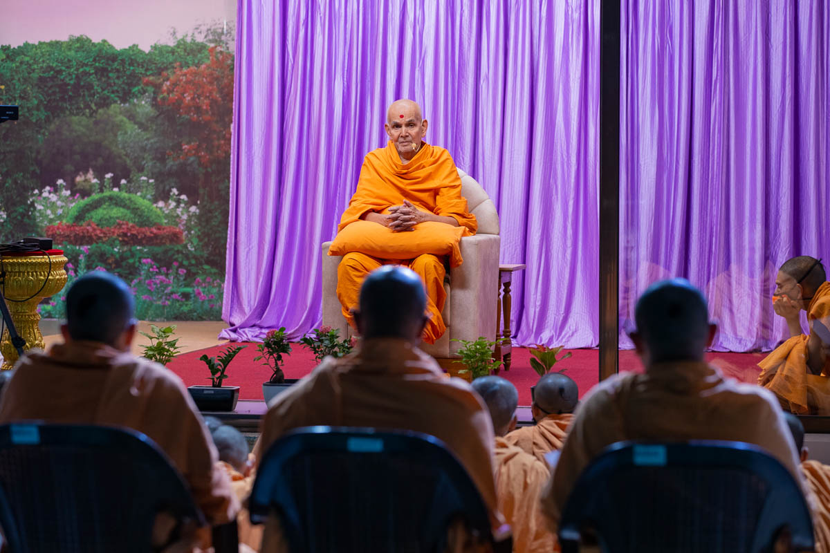 Swamishri interacts with sadhus during a question-answer session in the afternoon assembly