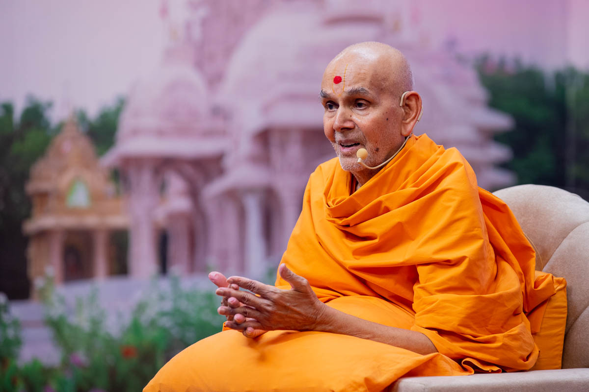 Swamishri replies to a question