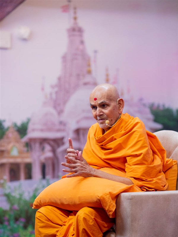 Swamishri replies to a question