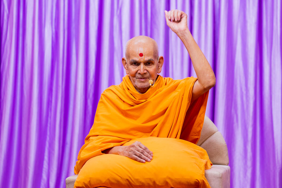 Swamishri hails 'Swaminarayan Bhagwan ni jai'