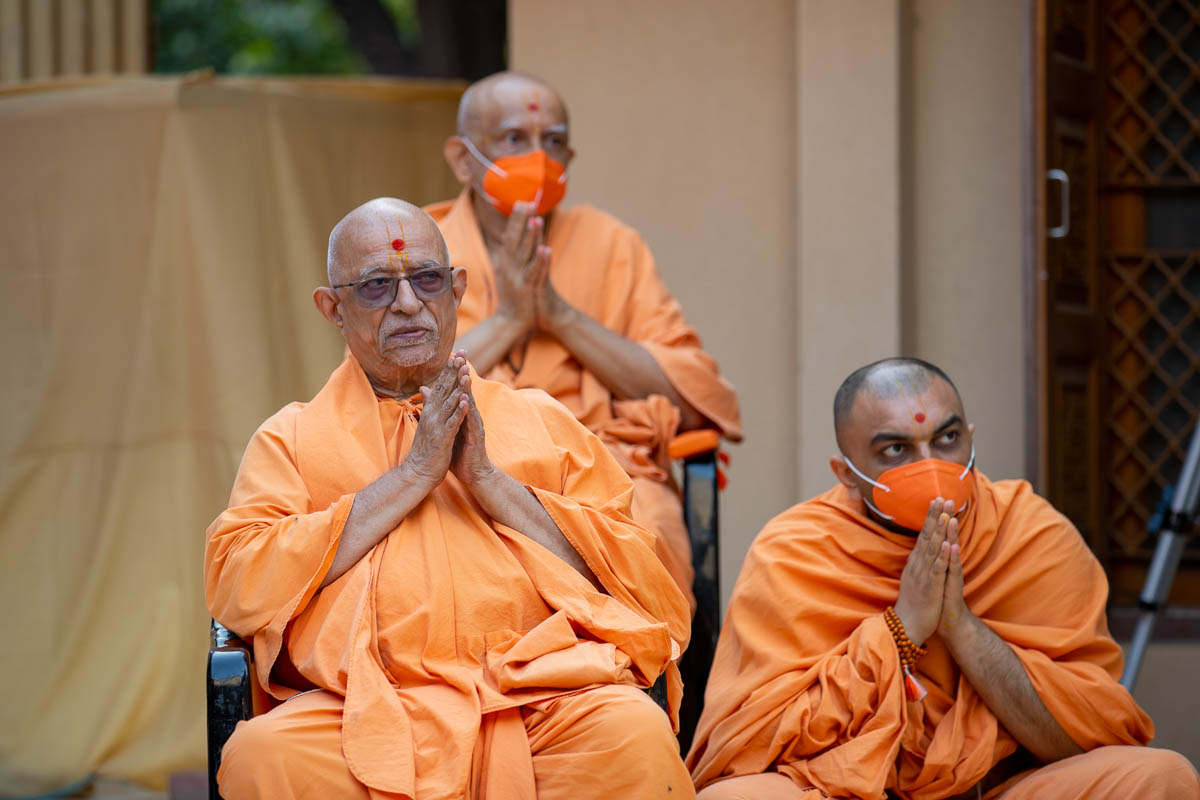 Pujya Swayamprakash Swami (Doctor Swami) and Atmaswarup Swami doing darshan of Swamishri
