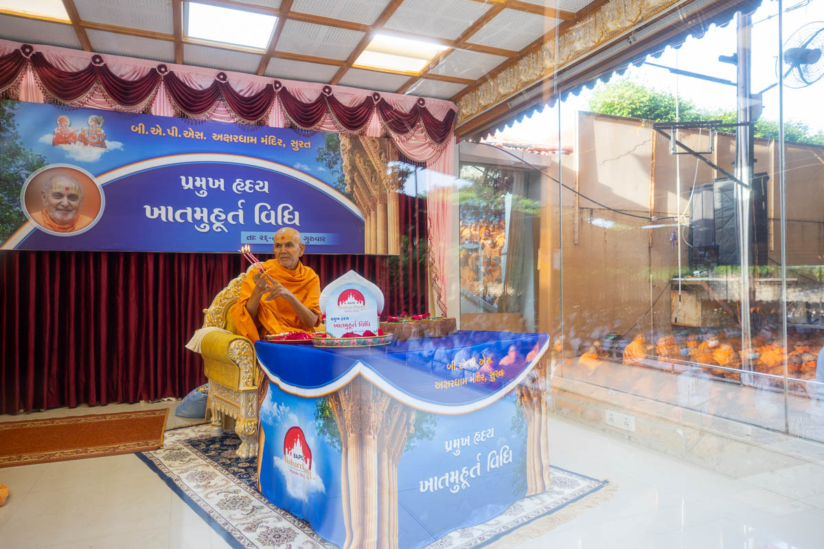 Swamishri performs the arti