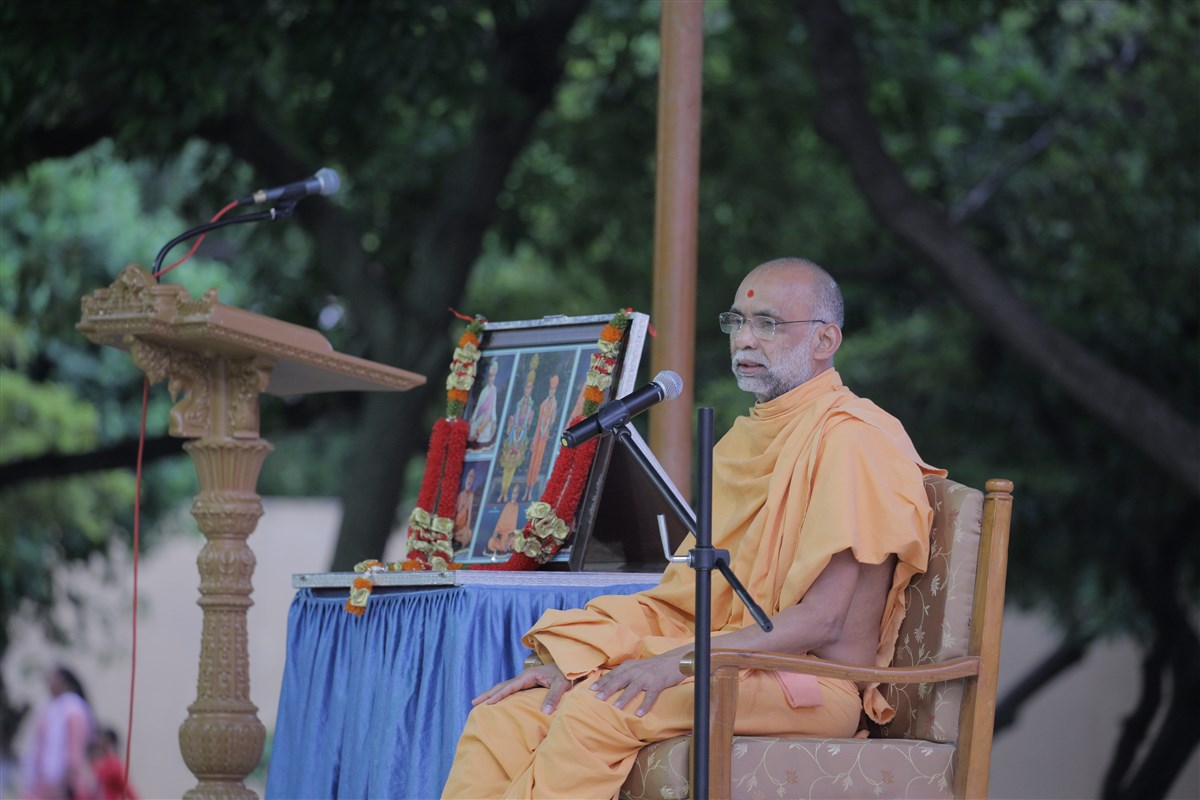 Bhaktisagar Swami addresses the assembly