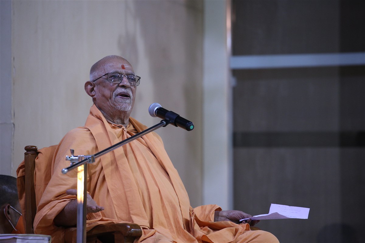 Pujya Swayamprakash Swami (Doctor Swami) addresses the assembly