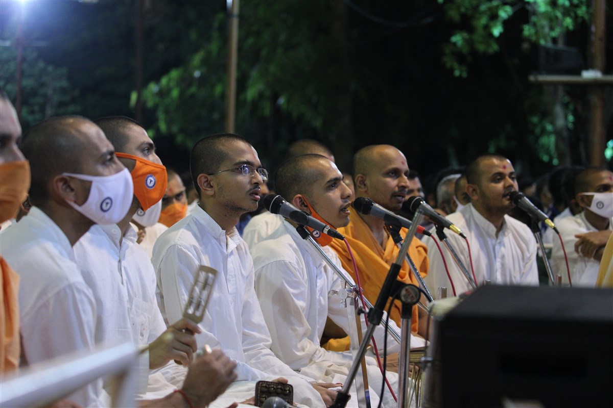 Sadhus and sadhaks sing 'Nand Gher Anand Bhayo' to celebrate the birth of Bhagwan Krishna